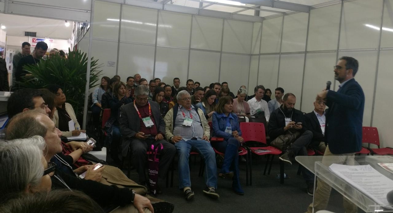 EQUIPE DO TEXBRASIL DEBATE SUSTENTABILIDADE E INTERNACIONALIZAÇÃO EM SC