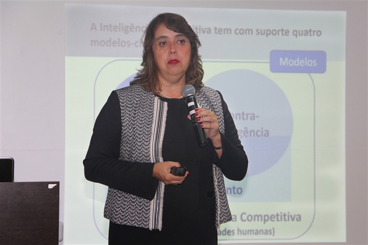 Elaine Marcial: “Se você não desenvolve competência, vai produzir qualquer coisa, menos inteligência”