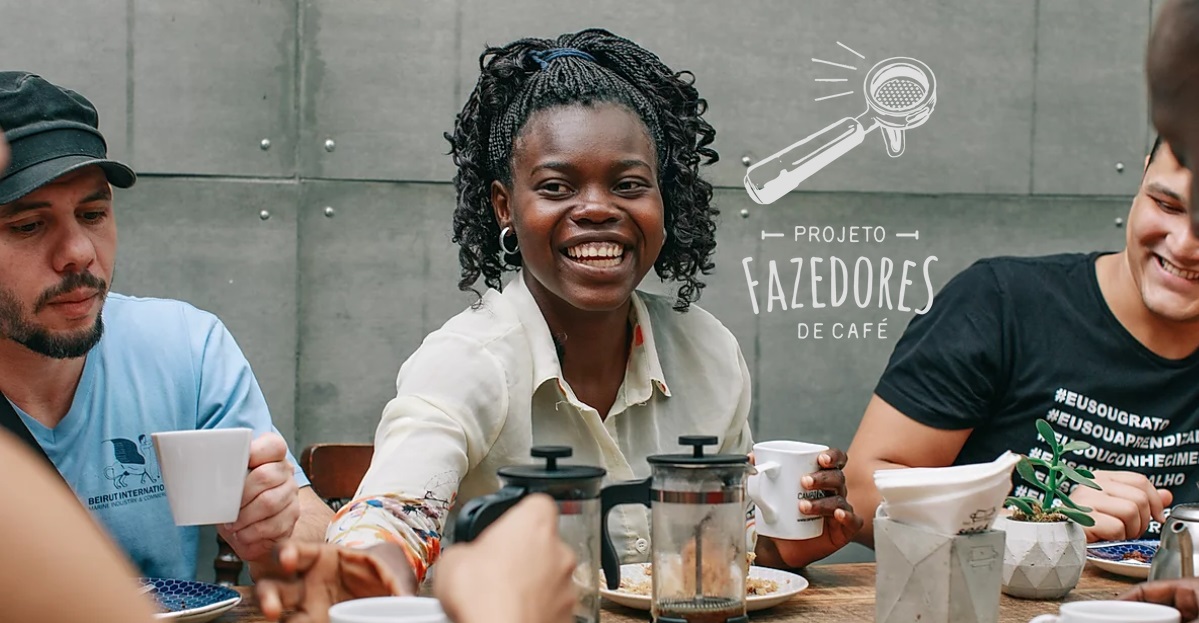 Projeto “Fazedores de Café”, da franquia Sofá Café, capacita jovens brasileiros para o mercado