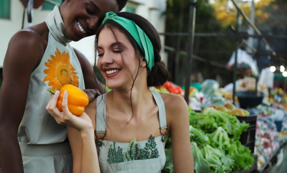 Marca brasileira Fabiana Milazzo lança coleção de verão e promove doação de alimentos